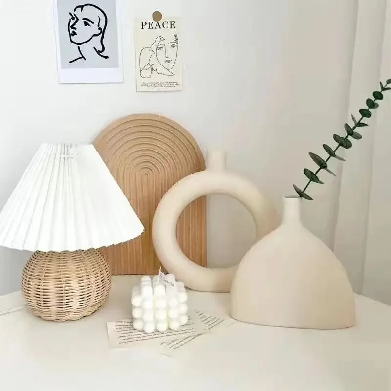 Modern Ceramic Art Vase – Simple Home Décor for Dried Flowers & Flower Arrangements